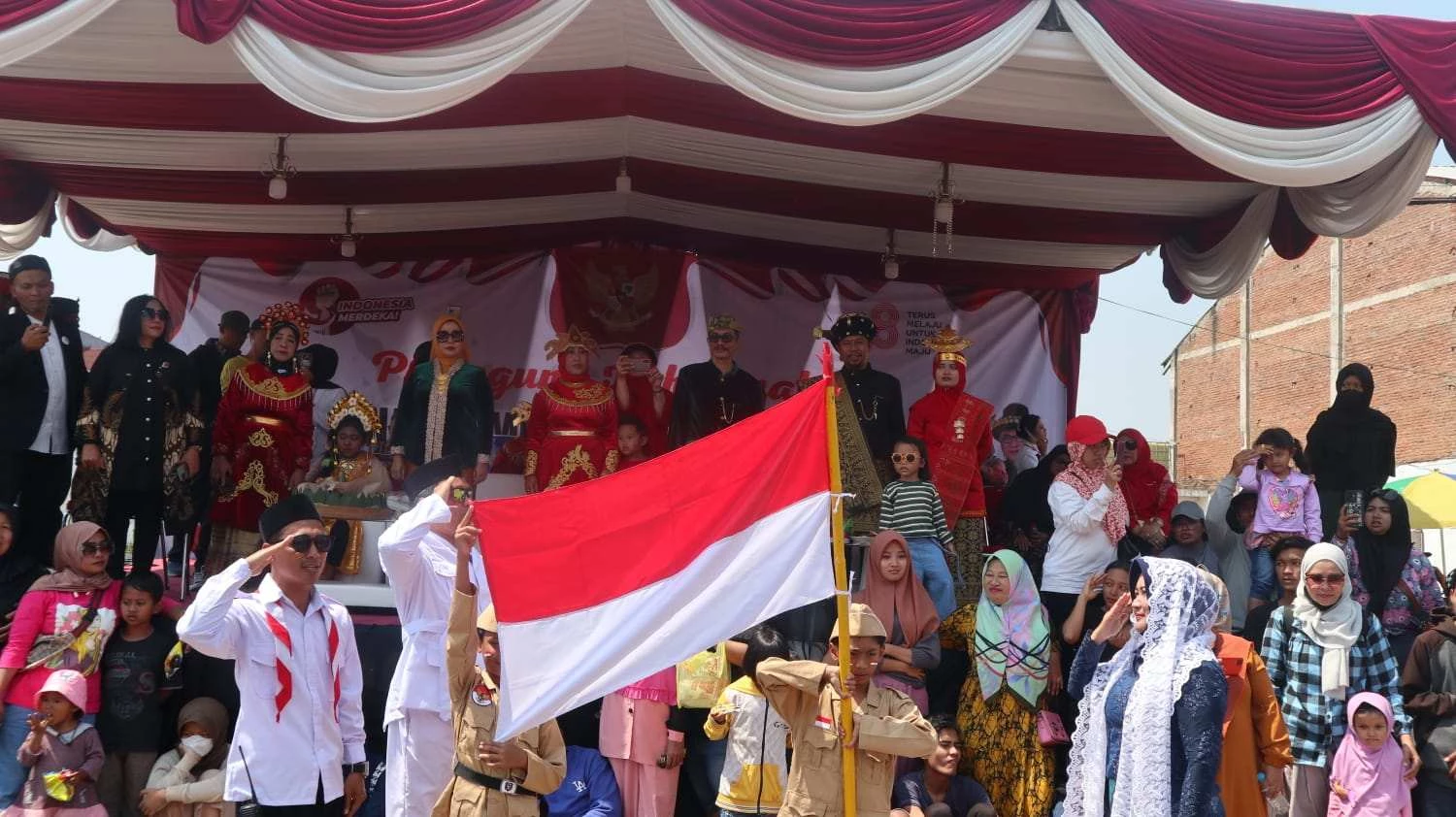 Parade Kostum Unik dan Inspiratif SD Mupat Turut Meriahkan Karnaval Kelurahan Mojolangu
