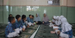 Siswi Mu&#8217;allimaat Bantu Kelas Tahfidz di SD Muhammadiyah Ngupasan Yogyakarta