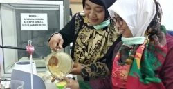 Mahasiswa UAD Berlatih Membuat Sabun Minyak Jelantah