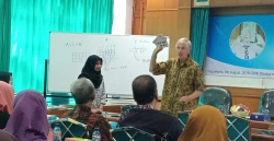 Allan Leslie White Bahas Pembelajaran Matematika di Prodi MPMAT UAD Yogyakarta