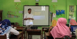 Dosen Ilmu Komunikasi UMY Hidupkan Tradisi Menulis Untuk Guru SD