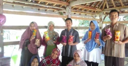 Tingkatkan Kemandirian Ekonomi, Mahasiswa UMY Ajak Masyarakat Dusun Kenalan Hasilkan Kerajinan Tangan dari Bambu
