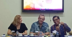 Neil Towers dan Nadine Sulkowski dari Gloucestershire University Inggris Kunjungi KUBI UAD Yogyakarta