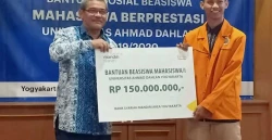 Mahasiswa UAD Yogyakarta Terima Beasiswa Bank Syariah Mandiri Yogyakarta