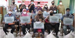 SMP Muhdasa Serahkan Beasiswa kepada Siswa Terdampak Pandemi