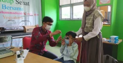 Pembagian Kacamata Lazismu dan Mediamu di SD Muhammadiyah Berusia 103 Tahun