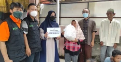 MPS PWM DIY Bagikan Paket Sembako kepada Grup Jaya Musik Malioboro