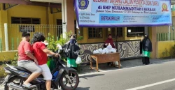 SMP Muhammadiyah 1 Berbah Bagikan 150 Paket Sayur