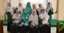 Musyrifah Mu&#8217;allimaat Berlatih Mengajar Daring Bahasa Inggris