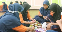 Bantu SMP Muhdasa, Tim Dosen UAD Gelar Pelatihan Diversifikasi Produk dari Limbah Sachet