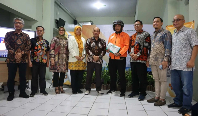 Tempuh Jarak Hingga 20 Km, Kurir Pos Indonesia Siap Antar Obat RS PKU Yogya ke Pasien