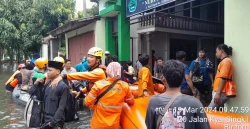Dalam Penanganan Banjir Demak, MDMC Fokus Evakuasi dan Bantu Dapur Umum