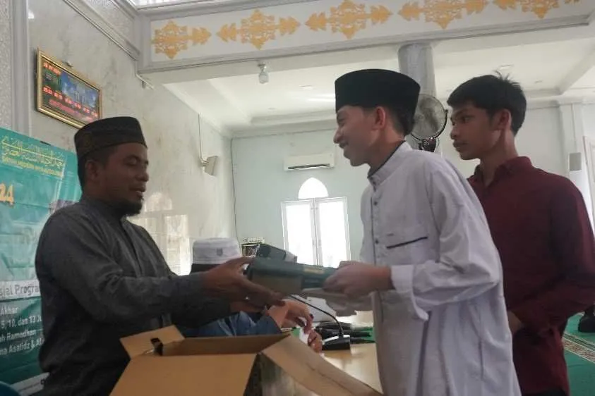 Sesi penyerahan hadiah untuk para peserta unggulan dan bingkisan untuk seluruh peserta Program Itqan Camp (Intensive Qur'anic Camp) Dayah Modern Ihyaaussunnah Kota Lhokseumawe, Sabtu, 6/4/2024. | (Gambar: Dock. Istimewa)